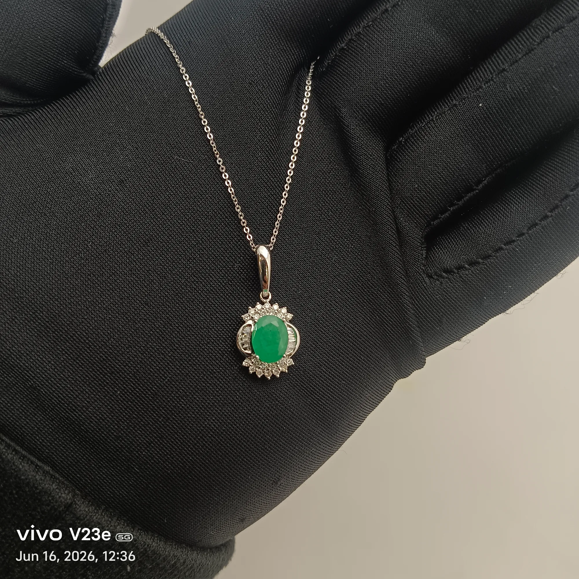 EMERALD PENDANT NECKLACE