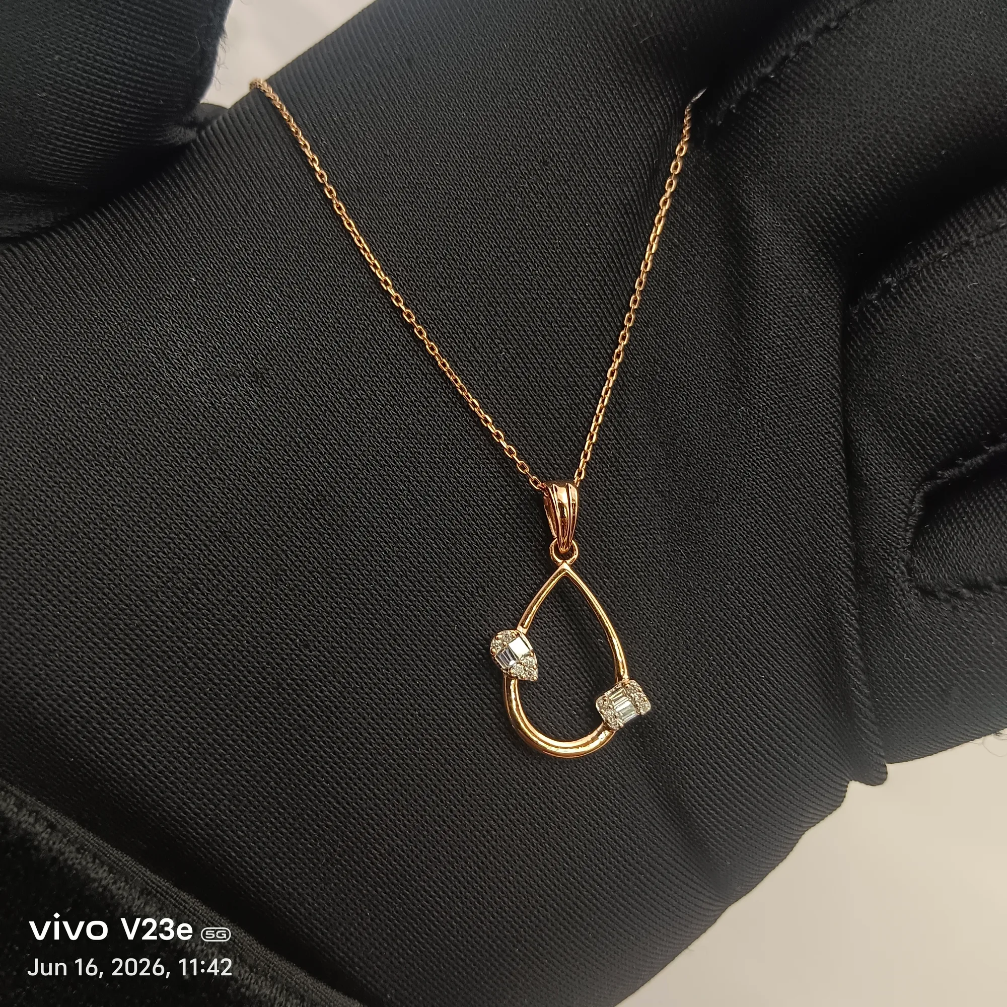PENDANT NECKLACE